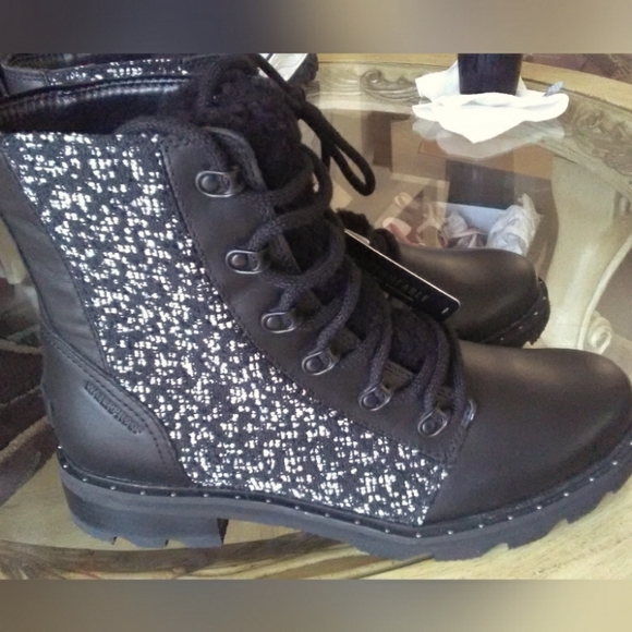 BNWT WOMENS SOREL SZ. 10 BOOTS W/ LAMB FUR BLACK W/ WHITE LEATHER AMAZING BOOTS - Picture 1 of 9